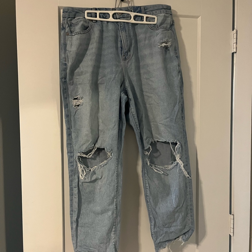 Distressed Curvy Mom Jeans - Short